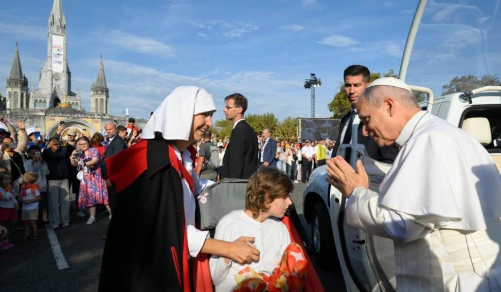 León XIV saluda a enfermos en Lourdes antes de presidir la Misa.