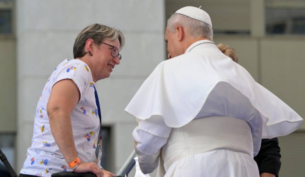 El Papa con usuarios del centro Accueil Notre-Dame.