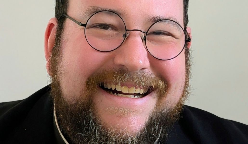 Christopher Peschel es el sacerdote agredido.