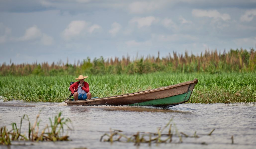 Una lancha cruza río Javari en el norte de la Amazonia brasileña en 2019.