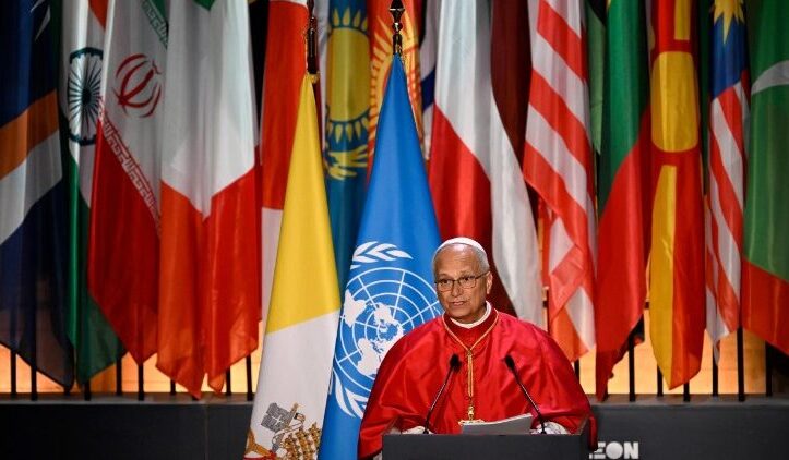 El Papa habla en la sede de la UNESCO.