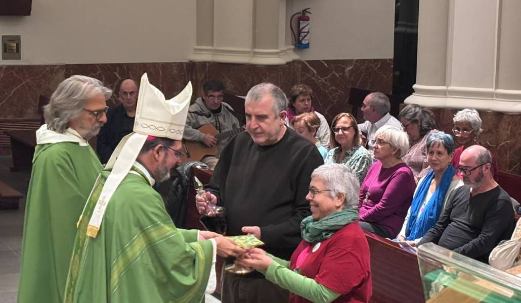 El obispo auxiliar recibe las ofrendas. Foto: Luis Miguel Modino.