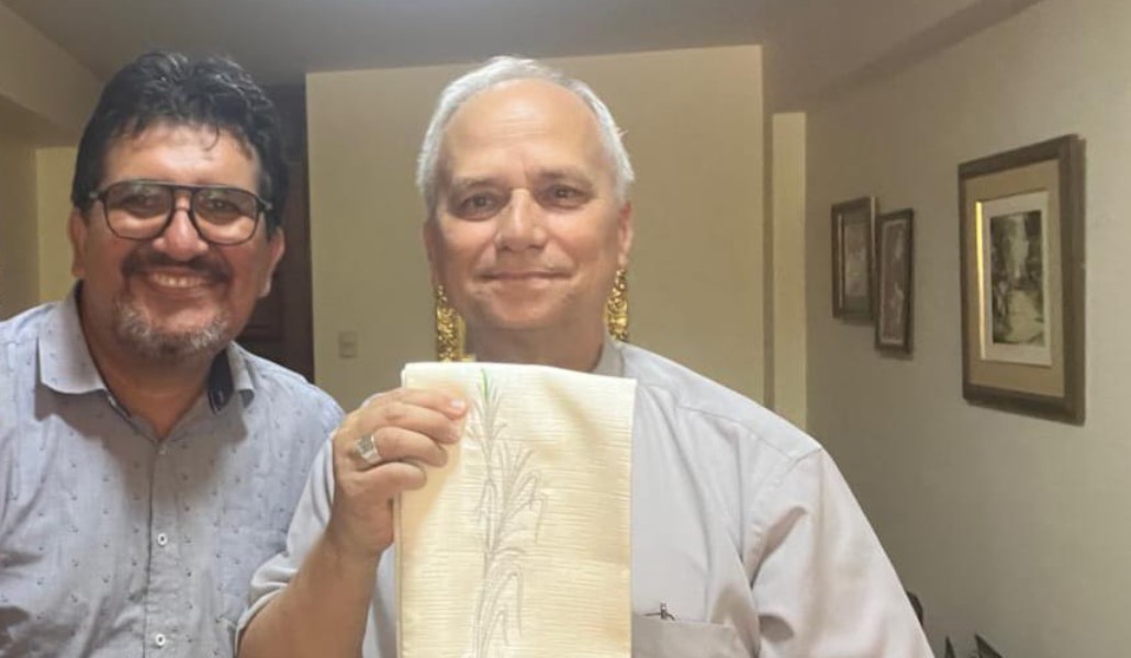 Estela y Prevost con una estola que le acaba de regalar.