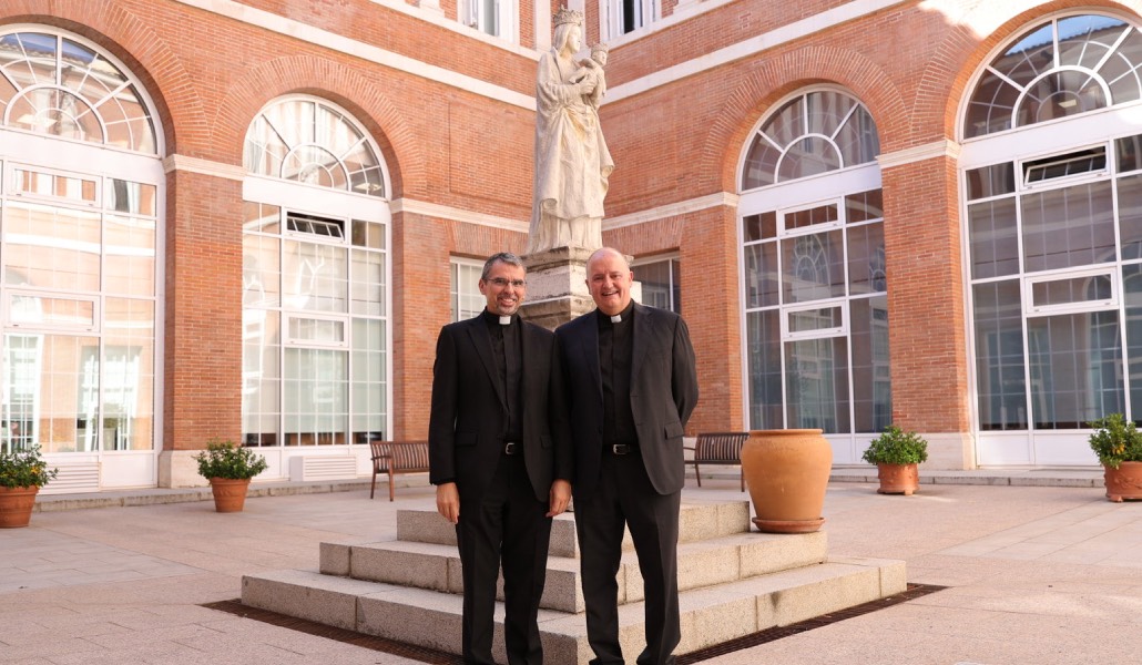 Los obispos auxiliares electos, en el patio de la Curia diocesana.