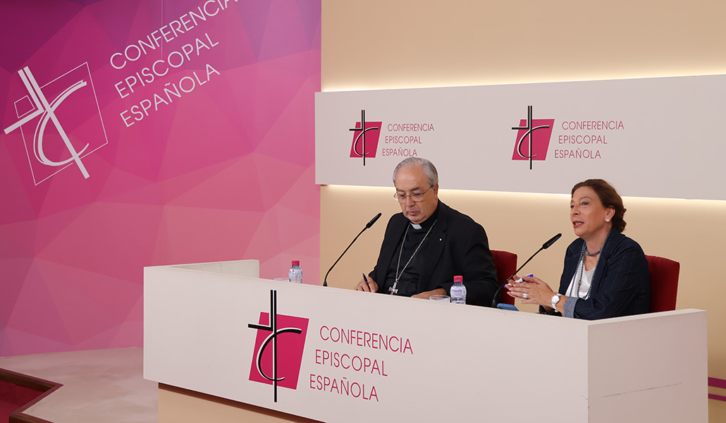 La nueva directora de la Oficina de Información de la CEE en la rueda de prensa tras la Permanente.