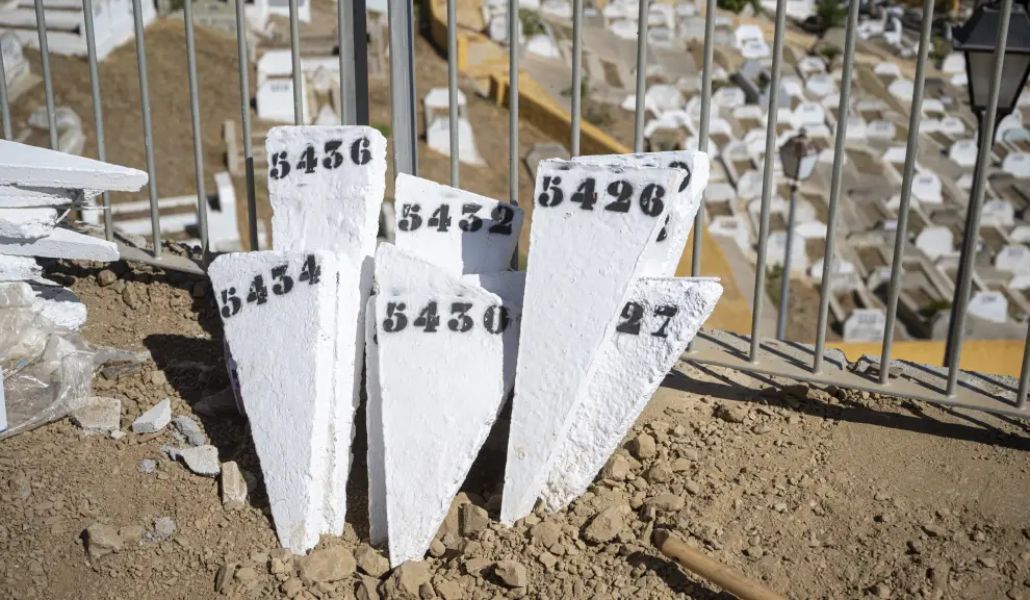 Lápidas numeradas para migrantes sin identificar en el cementerio de Sidi Embarek.