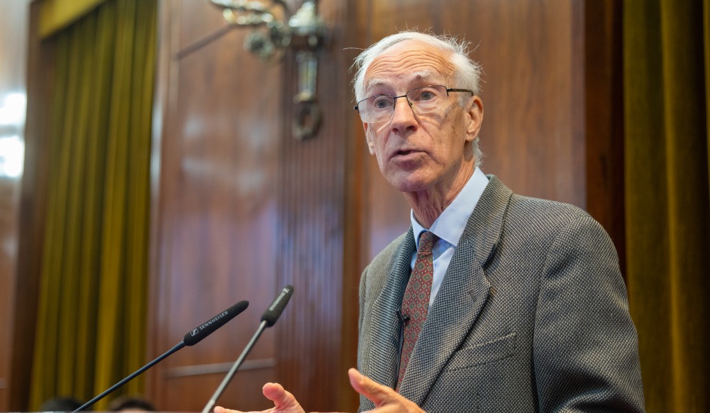 Jou i Mirabent durante su conferencia. Foto: UNAV.