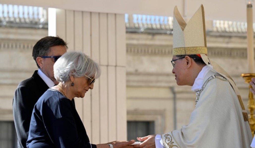 El cardenal Tagle con una familia durante la Misa de clausura del encuentro.
