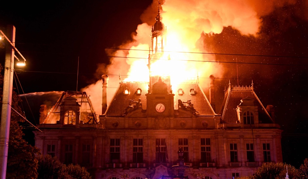 El Ayuntamiento de Limoges, del siglo XIX, en llamas.