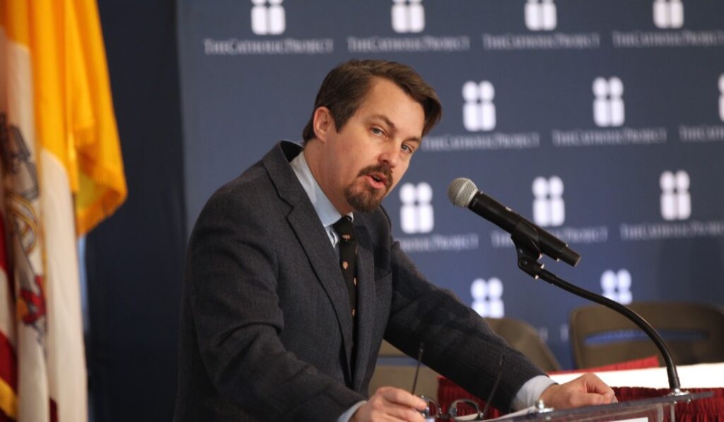 Pecknold era profesor asociado de la Universidad Católica de América.