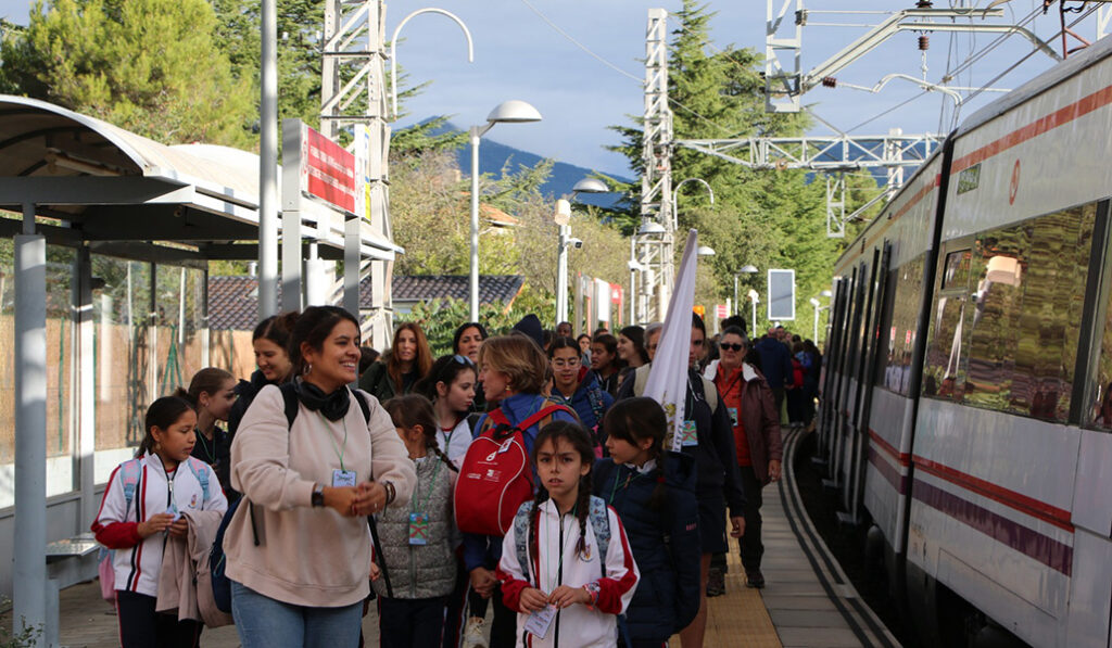 Los niños llegan a su destino en una edición anterior del Tren Misionero.