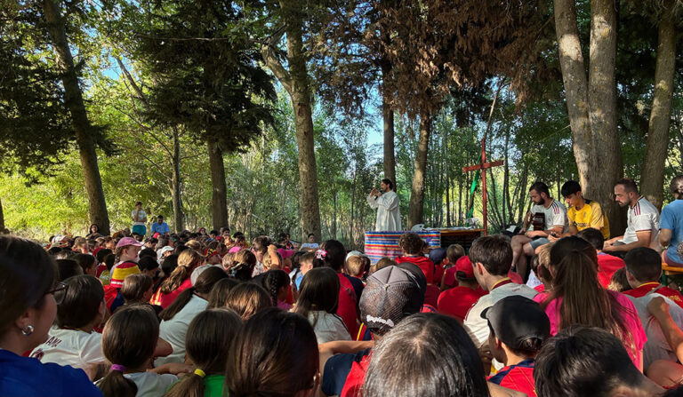 Campamento salesiano. Para muchos de sus asistentes implica las primeras pernoctas en el campo.