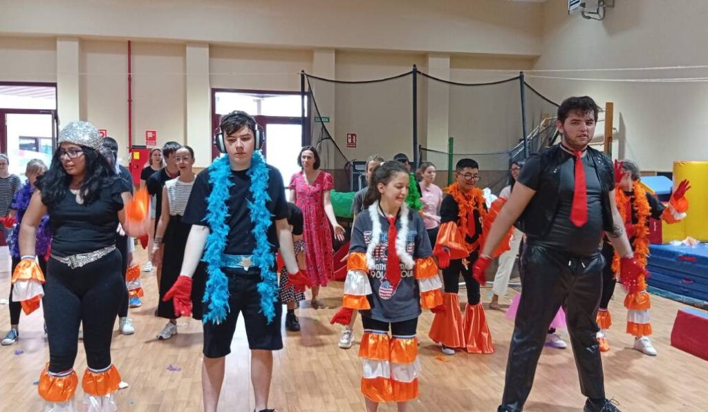 Los alumnos durante un ensayo. Foto cedida por Patricia Mármol.