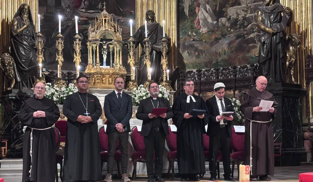 El obispo auxiliar de Madrid (centro) entre los distintos representantes religiosos. Foto: Luis Miguel Modino.