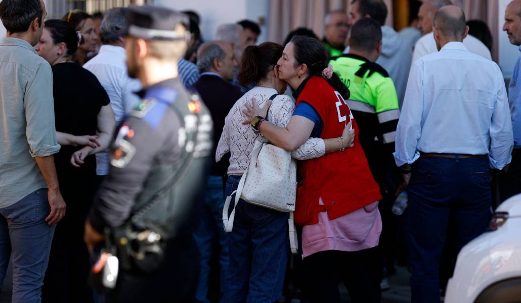Familiares de los afectados, ayer en Urda. Foto: Óscar del Poco / AFP.