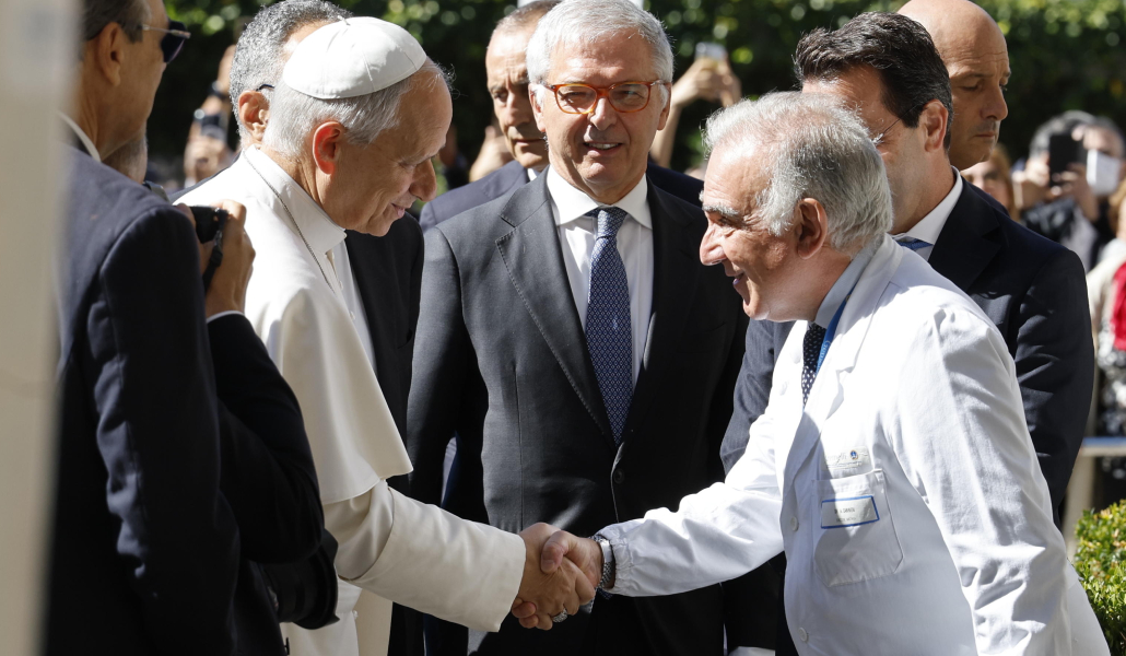 El Papa a su llegada al Gemelli.