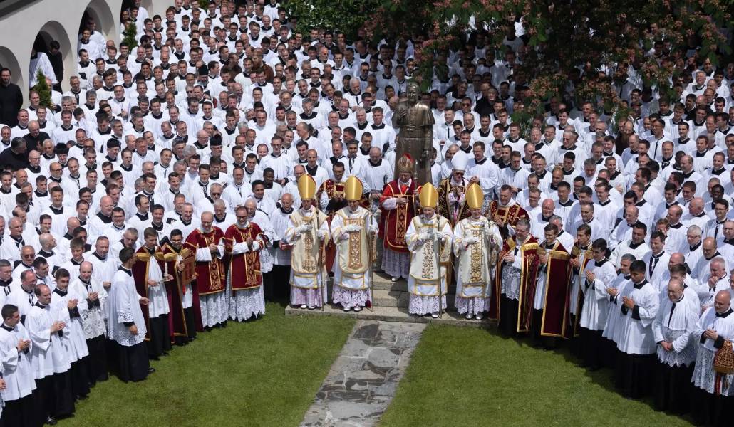 Foto de grupo tras las ordenaciones del pasado me de julio.