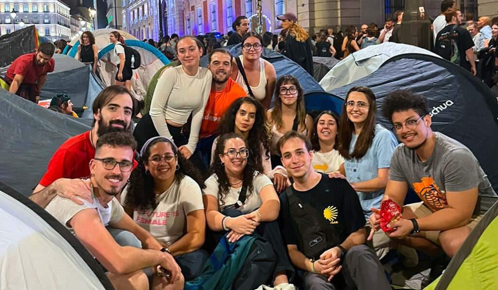 Jóvenes de JEC y JOC durante la acampada de Sol por la vivienda digna