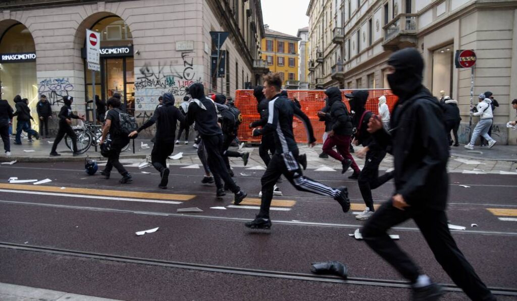 Adolescentes y jóvenes han participado en los disturbios. Foto: AFP.