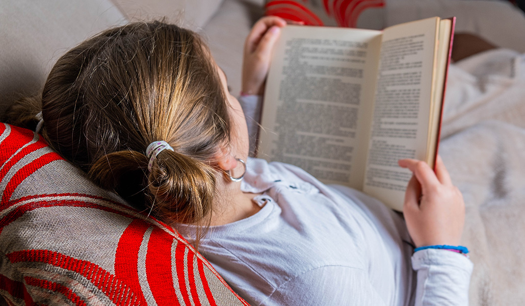 Foto de recurso de una niña leyendo