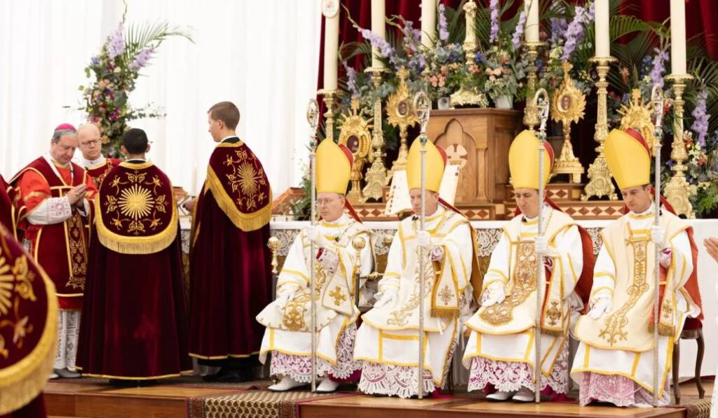 Un momento de la ordenación episcopal que llevó a la excomunión. Foto: FSSPX.