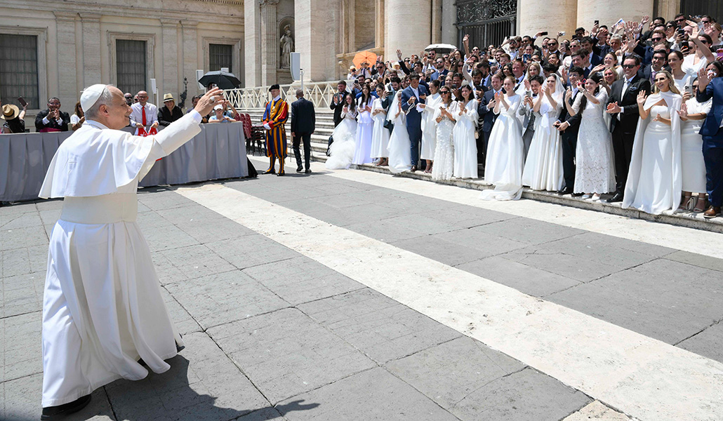 León XIV saluda a matrimonios recién casados en la plaza de San Pedro en junio pasado.