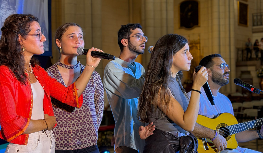 La Misa fue precedida por los testimonios de jóvenes de parroquias y movimientos intercalados con música.