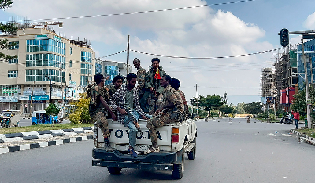 Miembros de la Fuerza de Paz de Tigray (TPF), partidaria del gobierno etíope, patrullan las calles de Mekelle a bordo de una camioneta mientras las fuerzas federales etíopes y sus aliados entran en la capital de la región, Mekelle, el 4 de octubre de 2026.