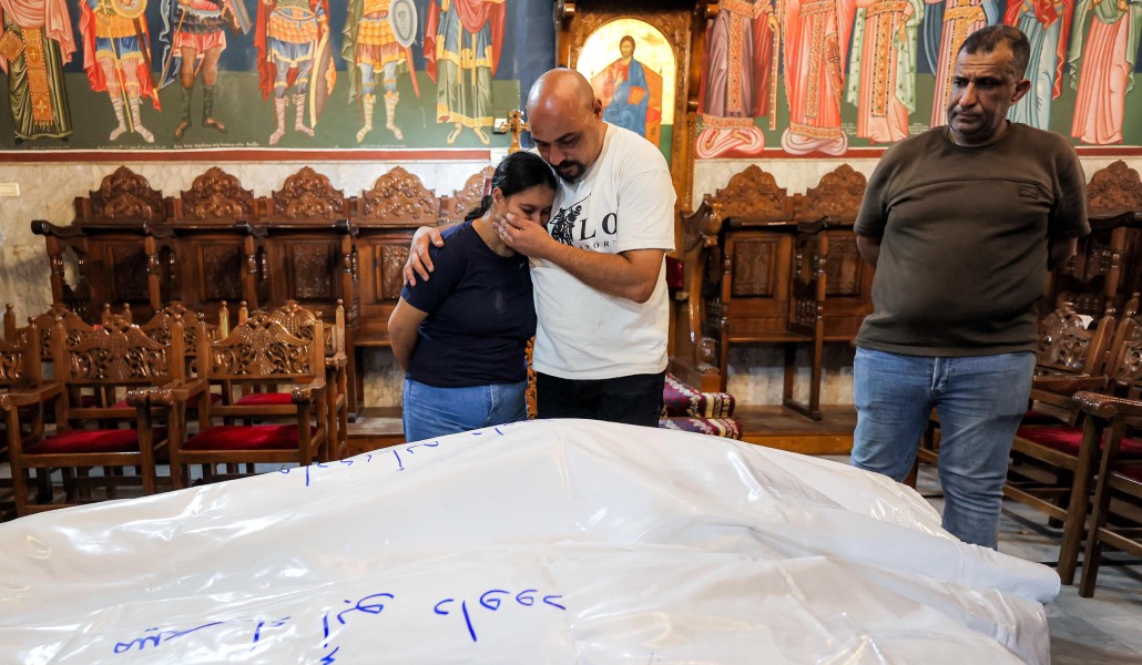 Esther, hija de Mary, llora ante el cuerpo de su madre y su abuela.