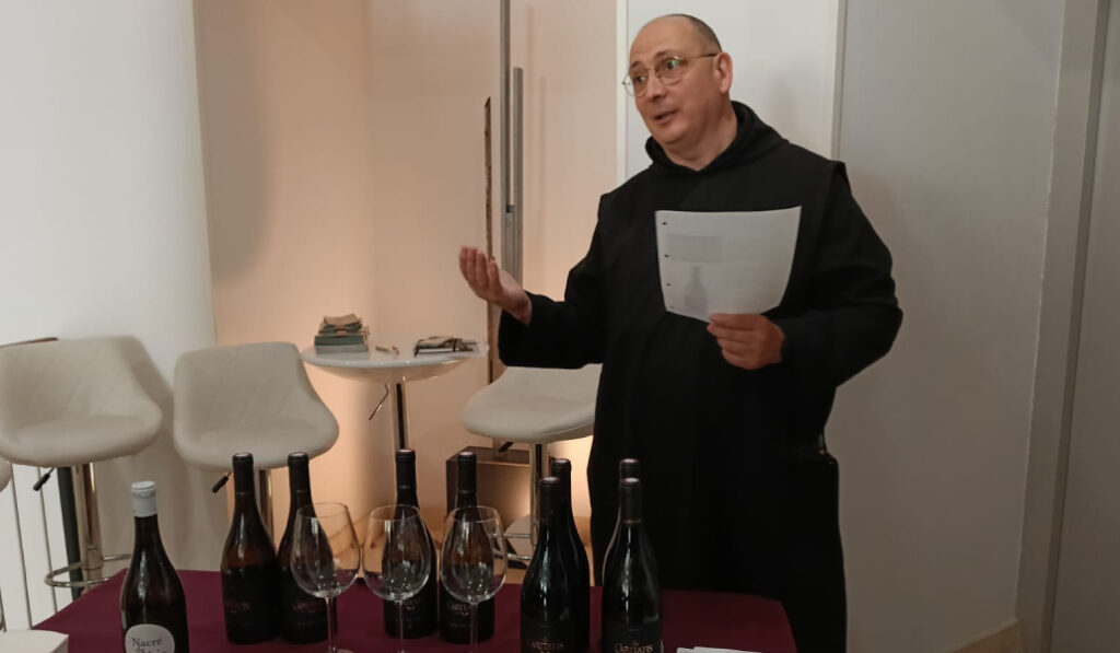 El monje benedictino durante la cata.