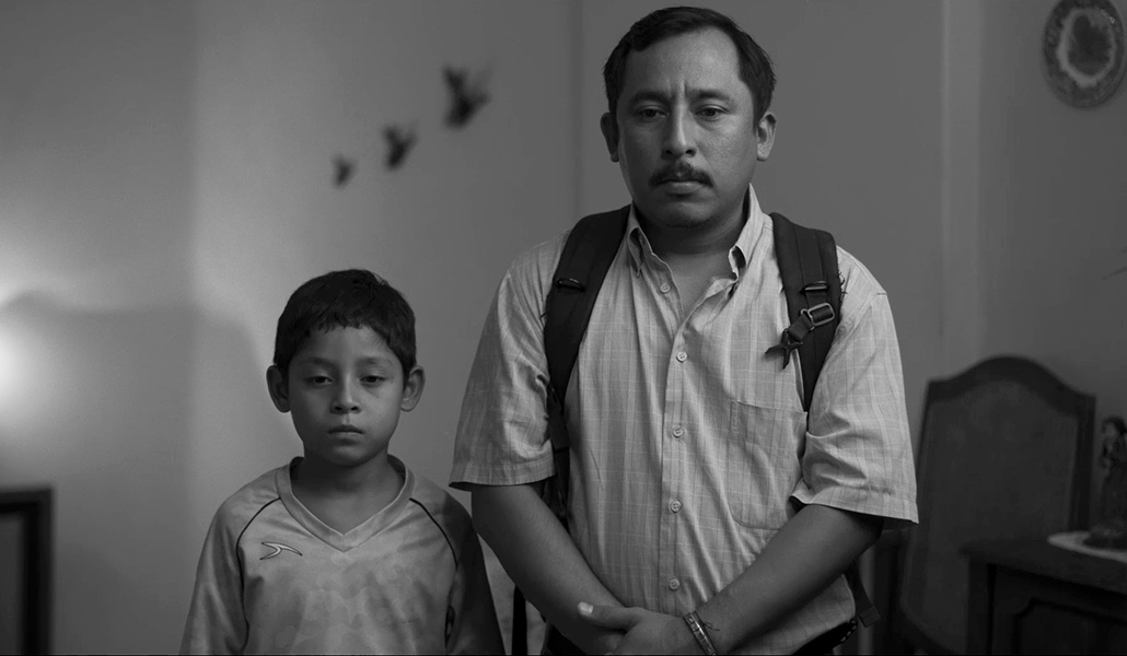Cristian (Bastián Escobar) y su padre, Tulio (Hugo Ramírez) son descubiertos por la arrendadora.