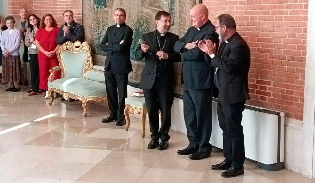 Rezo del ángelus en el arzobispado de Madrid.