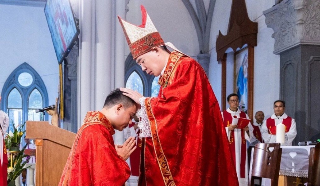 Momento de la imposición de manos durante la ordenación.