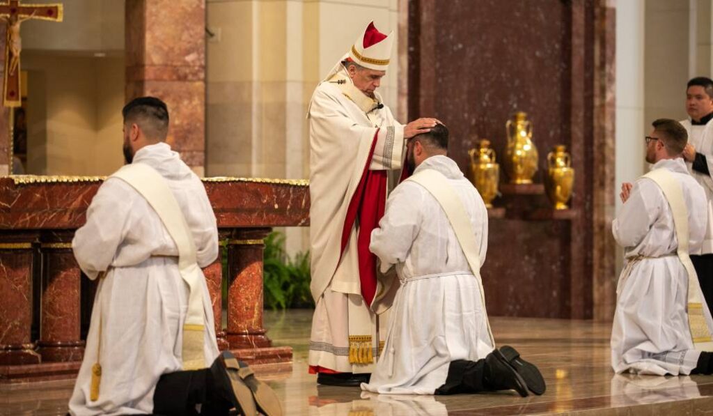 Ordenación sacerdotal en Houston (estados UNidos) en el año 2022. Foto. CNS.