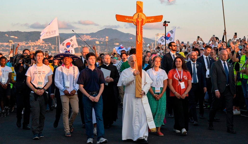 El Papa peregrinado con la cruz de los jóvenes en la Vigilia de Tor Vergata.