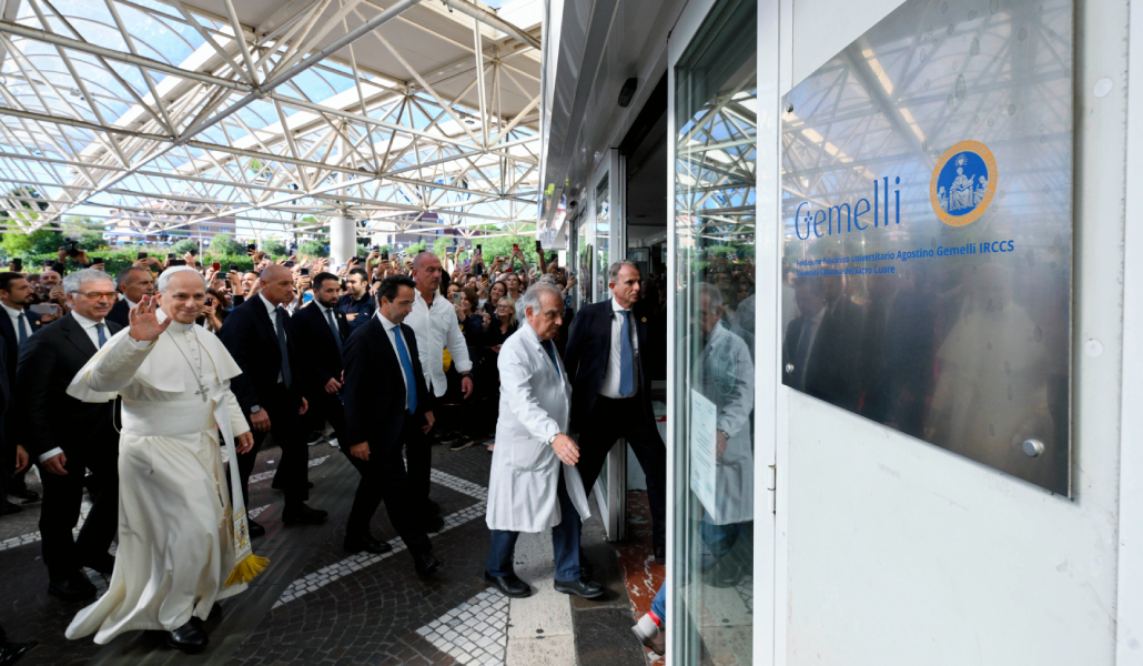 El Papa entrando en el Gemelli.