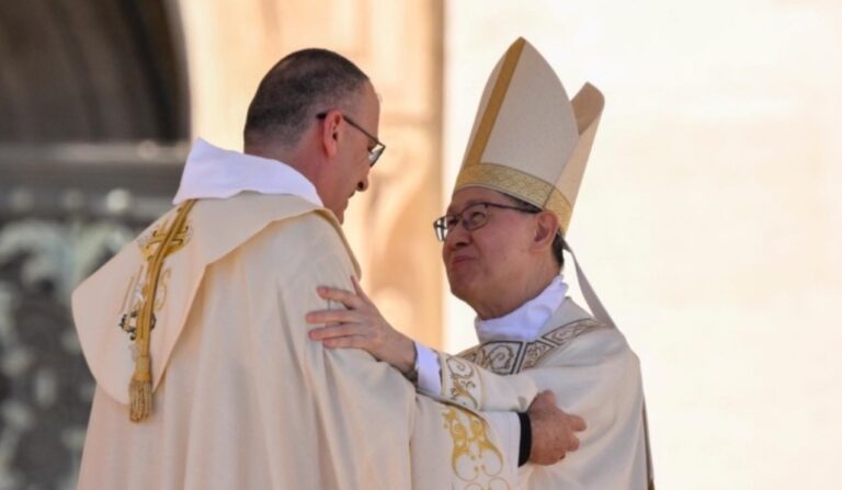 Tagle abraza a Nona.