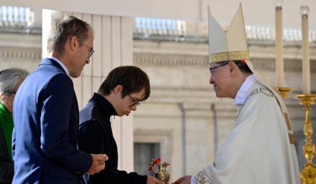 Una familia presenta las ofrendas. Foto: Vatican Media.