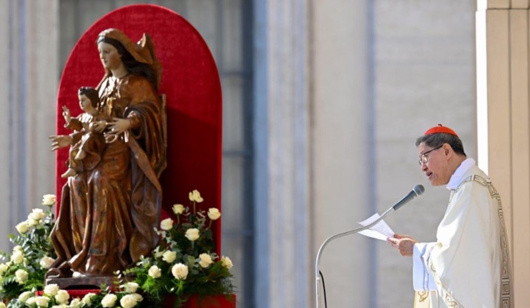 El cardenal Tagle lee la homilía preparada por León XIV.