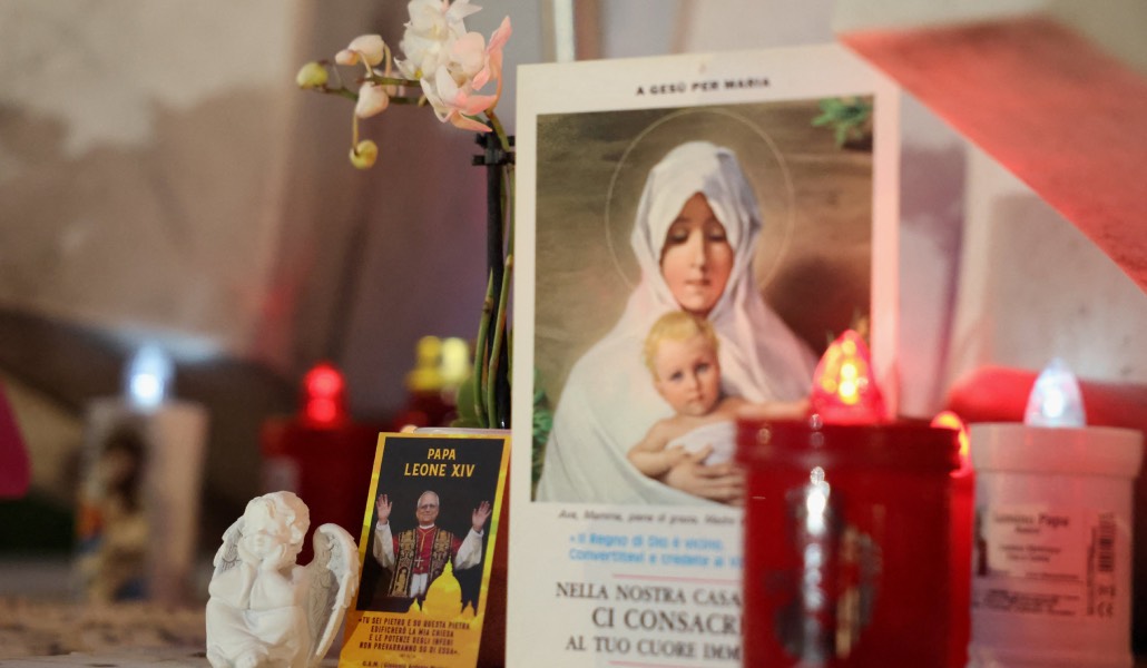 Una imagen del Papa y objetos religiosos depositados por la gente en el Gemelli.