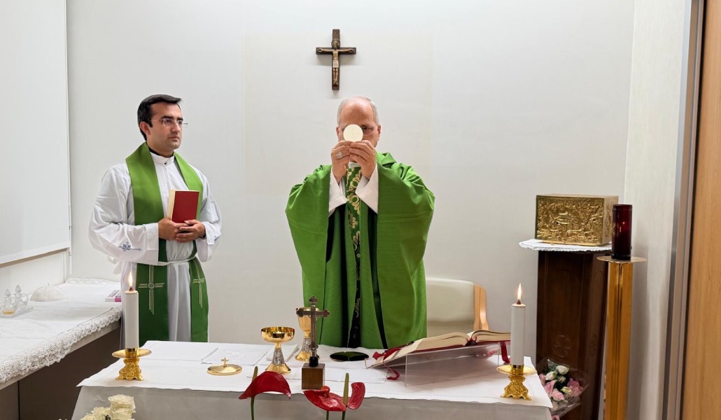 León XIV eleva la Sagrada Forma durante la Misa este viernes en el hospital.