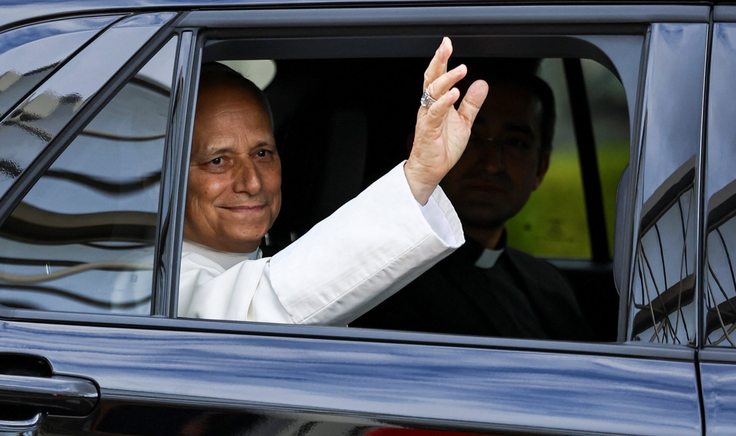 El Papa saliendo del hospital.