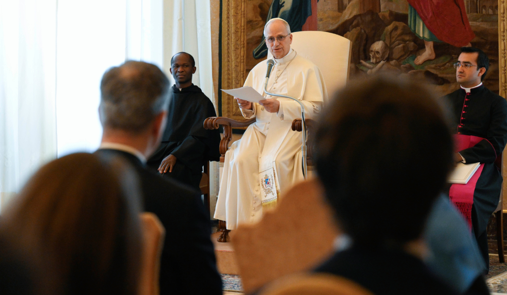 León XVI se dirige a miembros de la Comisión Pontificia para la Protección de Menores durante una audiencia el 16 de marzo de 2026.