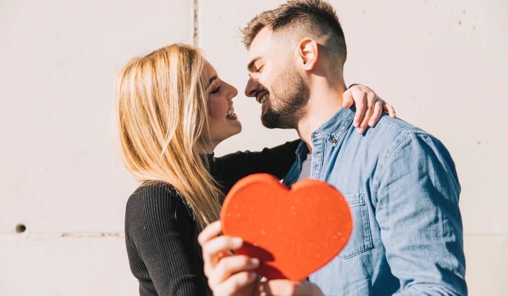 Foto de recurso de una pareja sosteniendo un corazón
