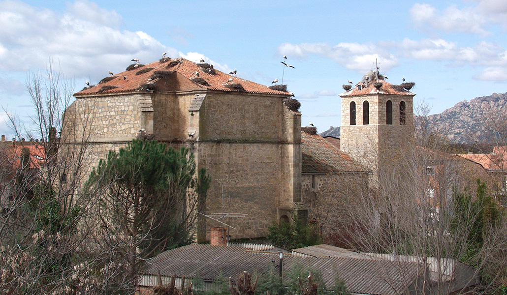 El templo se levanta a los pies de la sierra madrileña.