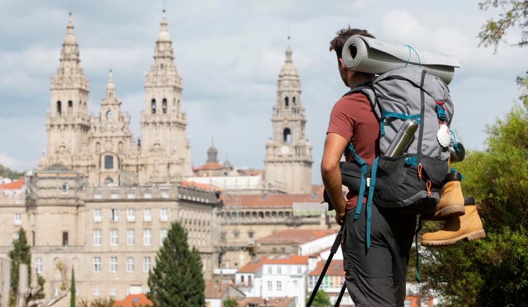 Foto de recurso de un peregrino llegando a Santiago de Compostela