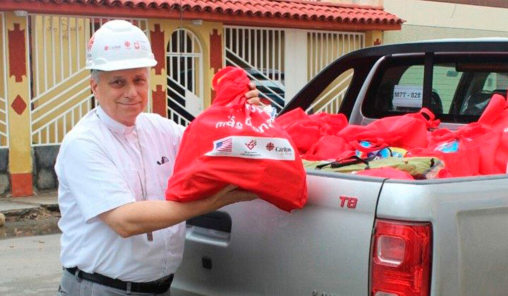 Prevost repartiendo ayuda tras una inundación. Foto: Cáritas Perú. 