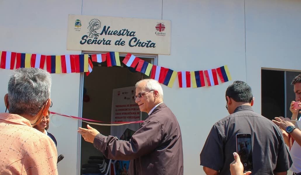 Prevost de obispo visitando un proyecto de Cáritas en Chiclayo. Foto: Cáritas Chiclayo.