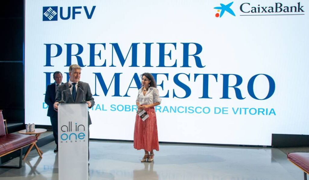 Ignacio Cosidó, presidente del Instituto para el Bien Común Global de la Universidad Francisco de Vitoria; Juan Antonio Peña, director de Instituciones de Madrid en CaixaBank; y Lupe Belmonte, directora del documental, durante la premier. Foto: UFV.

