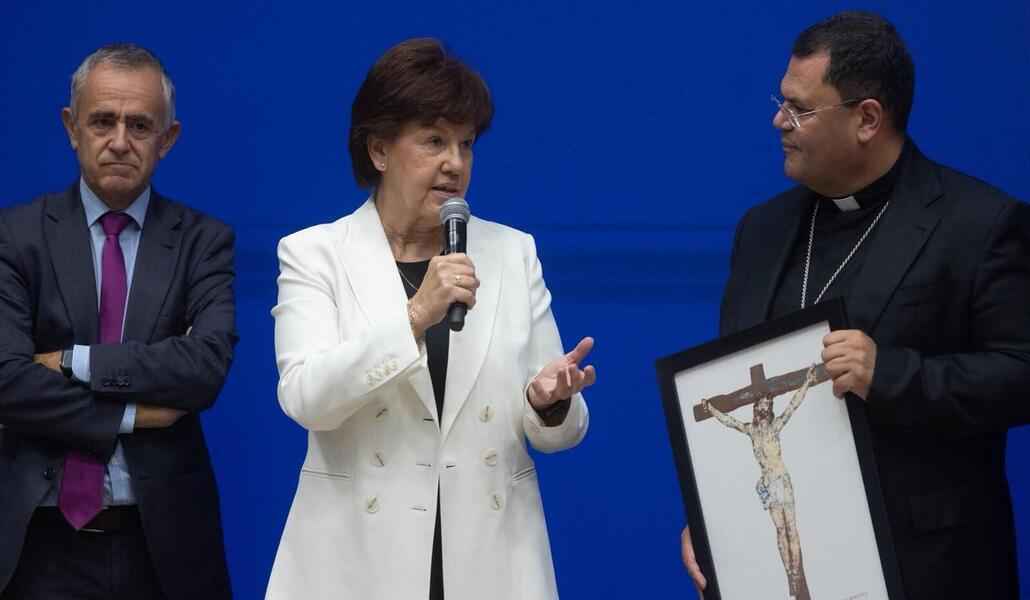 Laura Moreno recoge el premio de Religión en Libertad. A su lado, Fernando Giménez Barriocanal y Cristóbal Déniz, obispo auxiliar de Gran Canaria.